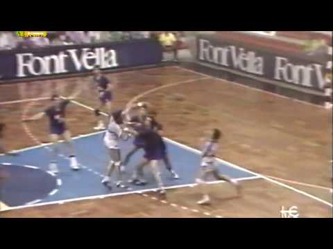 Julián Ruiz haciendo de pivote. Copa del Rey 1988/89. Teka-Barcelona. Final. Bilbao.