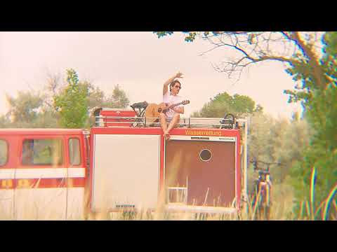 🚒 Îți cânt Hitul Verii, dar stai mai întâi să treacă bucureștenii. 👀