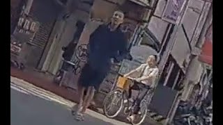 闖紅燈的行人被比中指後從口袋拿出道具不知道想做什麼?
