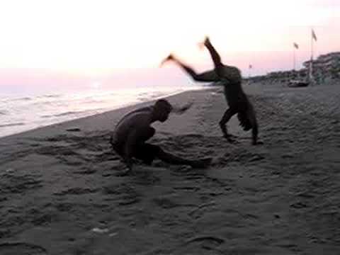 MESTRANDO SAMUCA MUNDO FAZ CAPOEIRA NA PRAIA - DIO MIO BELLI