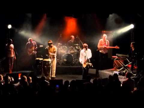 MJC l'escale à Aubagne Touré Kunda fiancia (live)