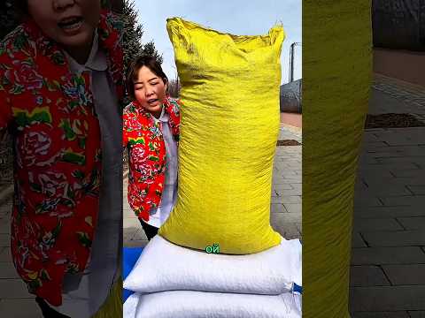 Мама порвала мешок, и все фрукты высыпались — дети испугались, увидев, что произошло дальше 😲🍎