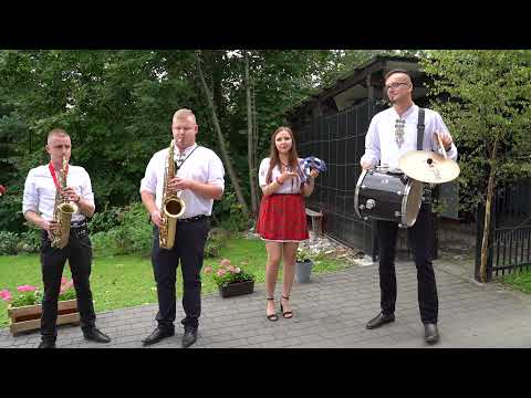 Juhasi - marsz przed domem