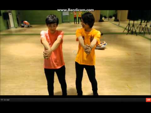 [PRE-DEBUT] 130625 SEVENTEEN - Jun teaching twisted-hand trick to Junghan