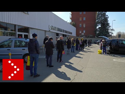 Coronavirus, code davanti ai supermercati di Milano: ingressi contingentati