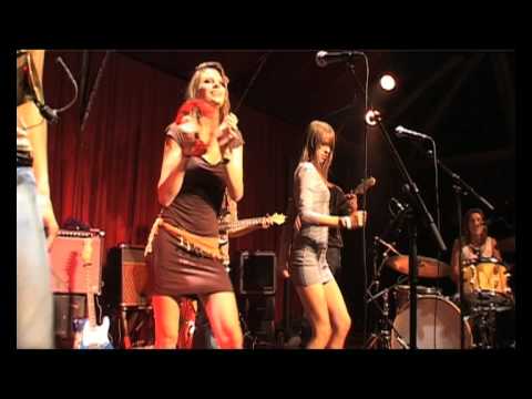 the Souldiers DanCe To The MuSiC