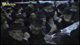 ניגון הוא אלוקינו בהתוועדות עם הרבי מליובאוויטש - התמונה מוצגת ישירות מתוך אתר האינטרנט יוטיוב. זכויות היוצרים בתמונה שייכות ליוצרה. קישור קרדיט למקור התוכן נמצא בתוך דף הסרטון