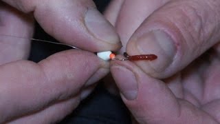 Как одеть на мормышку опарыша