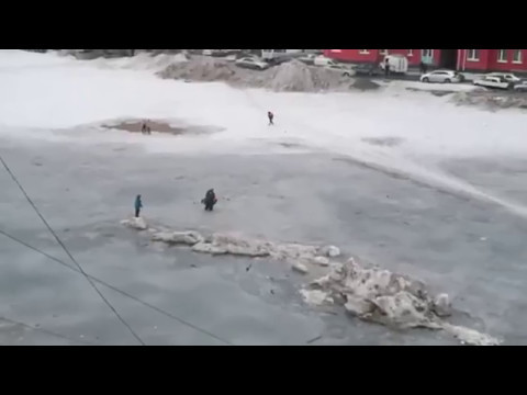 В Ноябрьске дети застряли на льдине в луже посреди двора