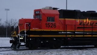 preview picture of video 'Two BNSF Geeps Idling on APNC Connector Track at Albia, Iowa'