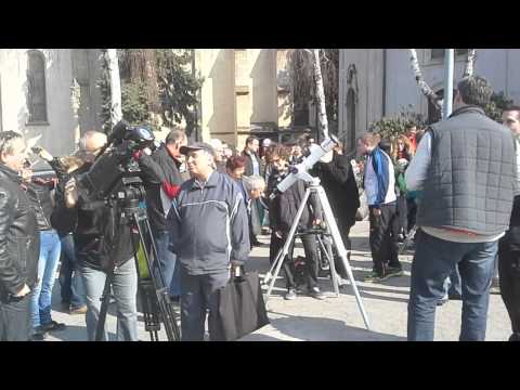 VIDEO: Takto dnes ľudia sledovali zatmenie Slnka na Námestí sv. Michala