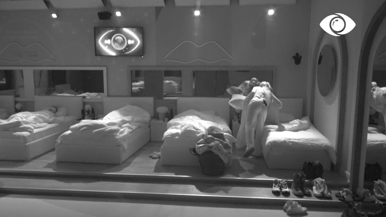 Të puth pak?/ Kristi puth Keisin