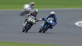 Смотреть онлайн Два мотоциклиста ругаются во время гонки