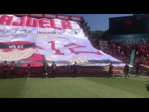 "Manta QR 12 Alajuelense en honor al Centenario" Barra: La 12 &bull; Club: Alajuelense