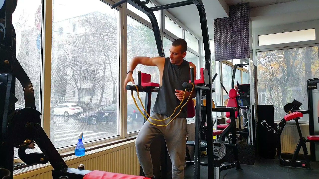 Flotări la paralele, asistat de o bandă elastică