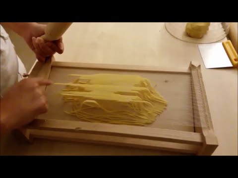 download lagu mp3 mp4 Spaghetti La Chitarra, download lagu Spaghetti La Chitarra gratis, unduh video klip Spaghetti La Chitarra