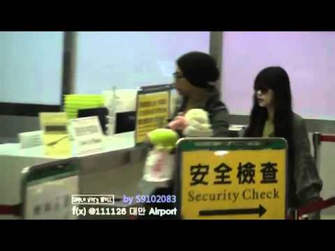 [Fancam] 111126 fx Victoria @ Kaohsiung Airport (Back to Korea)