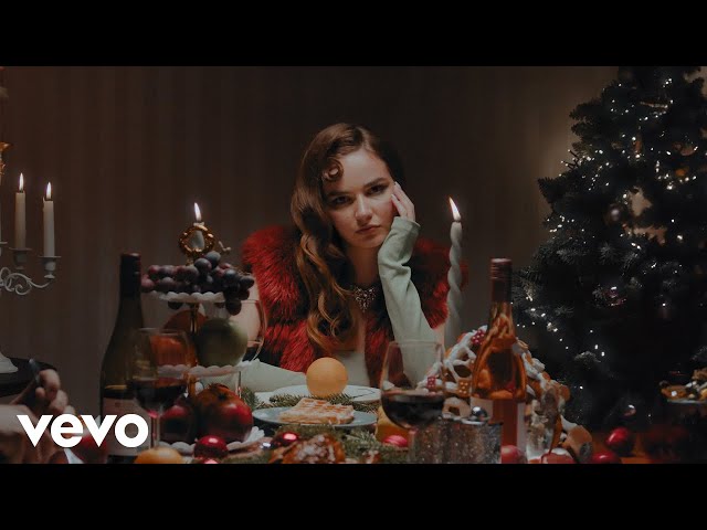 Video zu 'Mrs Grinch' ansehen