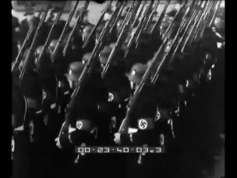 Desfile militar frente al Fuhrer.