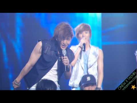 [FANCAM] 100806 SHINee Onew & Taemin riding on backdancer's shoulders after K-Chart #1 win