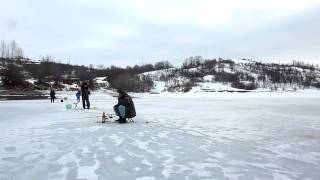 preview picture of video 'Pescarii la copcă - Ice fisher man'