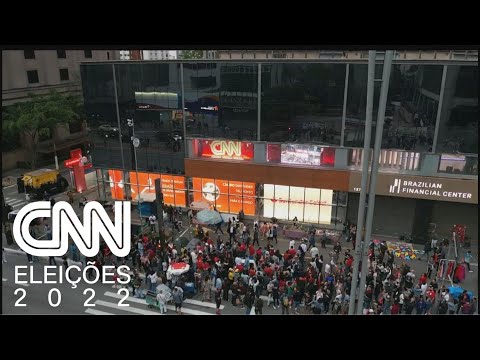 Público acompanha apuração das eleições em telão da CNN na Av. Paulista | CNN ELEIÇÕES