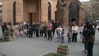Երեկոյան ժամերգության ավարտին Սուրբ Աննա եկեղեցու բակում հավատացյալները նշել են Միջինքը