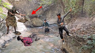 Being attacked in the river! Wild cave dweller attacks nomads