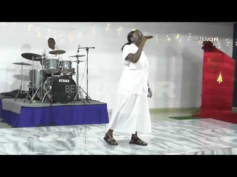 Aquila Chirindza no culto de natal Louvando Deus