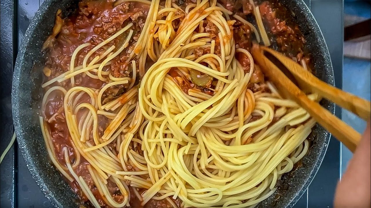 MACARRÃO A BOLONHESA À MODA ITALIANA