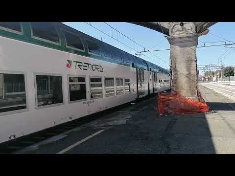 Treno Regio express 2174 in ripartenza da Codogno (LO) con insolite vetture Casaralta