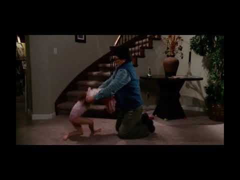 Kung fu nanny Bob habille Nora