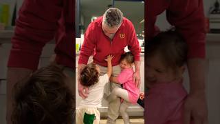 じいじを取り合う1歳と3歳が可愛すぎたw