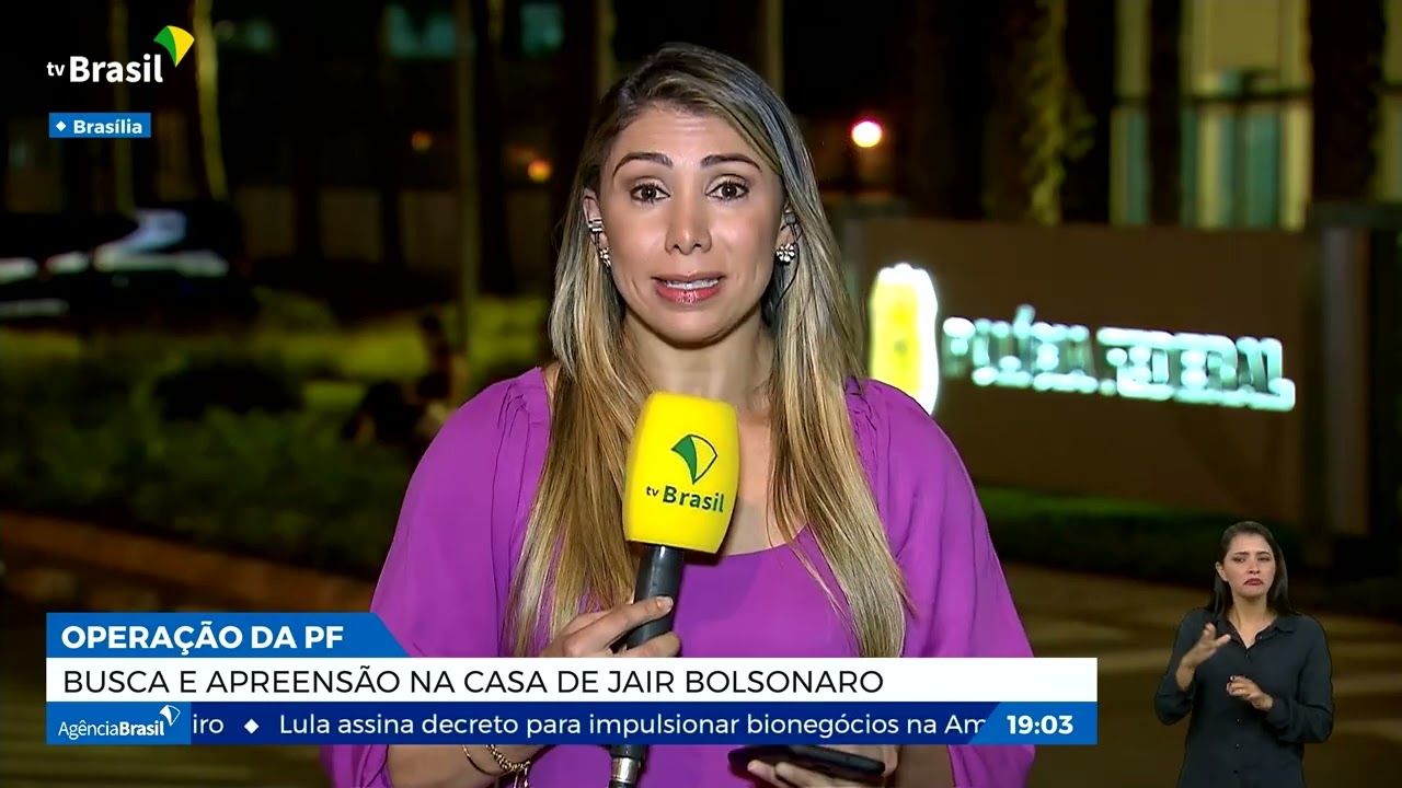 PF cumpre mandado de busca e apreensão na casa de Bolsonaro