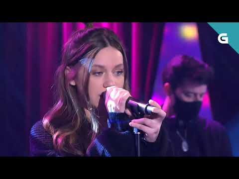 Eva B interpretao seu single 'Dumb'  no Bamboleo