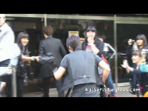 100528 Music Bank Parking lot Donghae fancam