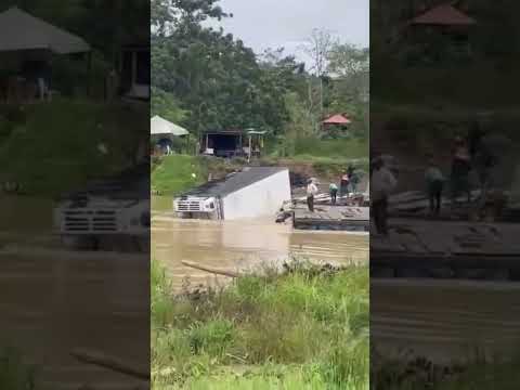 🚨🌊 Se volcó un planchón durante el cruce de un río en Antioquia.