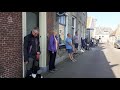 Heel Zuidland zingt Wilhelmus voor de voordeur