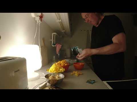 MongoTV_11284 - SPISER 4 SKÅLE CHIPS OG SLIK SENT LØRDAG AFTEN