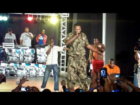 AZAGAIA E CFK ENTRANDO NO SHOW DE KID MC...