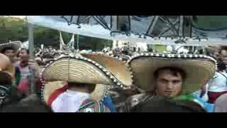 preview picture of video 'peñas de pamplona salida de los toros san fermin 2008'
