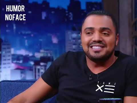 Tirulipa cantando O de vermelho no programa Danilo Gentili