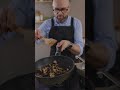 Orez Sălbatic Negru Cu Pulpe De Pui Fragedo Legume și Leuștean Crocant
