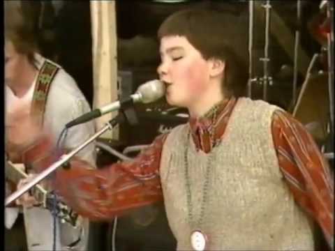 Björk y su banda Tappi Tikarras en 1982, interpretando el tema 'Matahari'