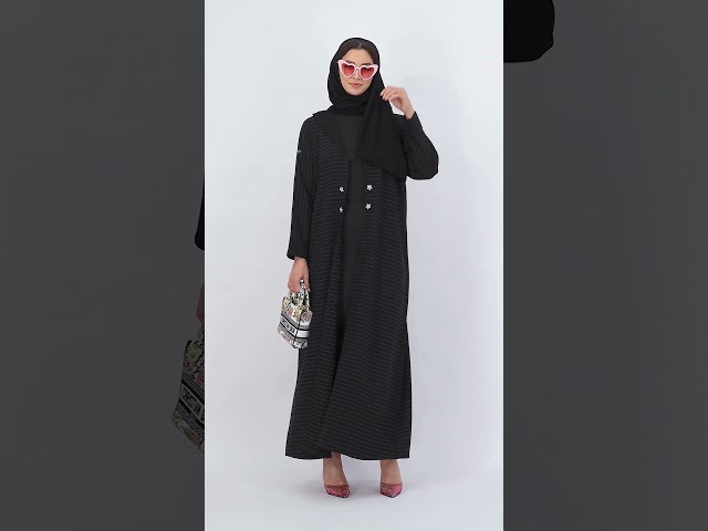 عباية سوداء مقلمة بياقة وأزرار وردات