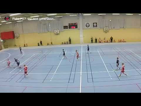 Malte#47 passar snyggt upp till Isak#84 som trixar in den    Pixbo P07