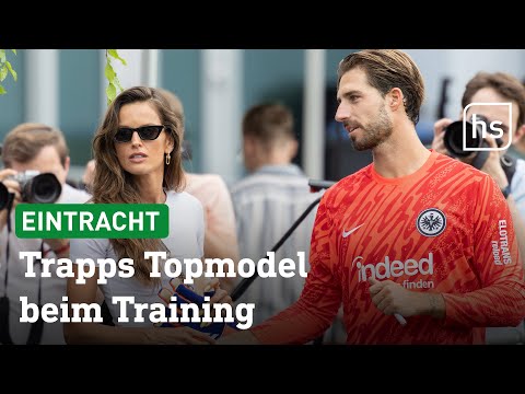 Topmodel Izabel Goulart schaut ihrem Kevin Trapp beim SGE-Training zu | hessenschau
