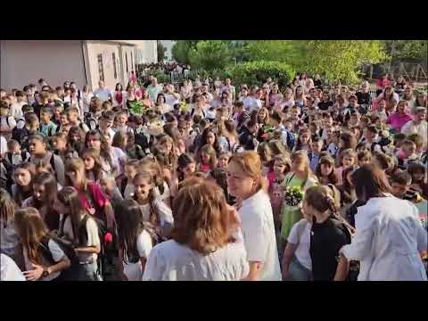 Dyert e shkollës u hapën për të pritur me dashuri e gëzim nxënësit e të gjitha klasave.