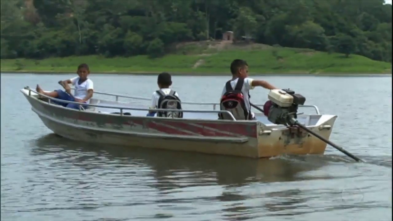 Alunos se arriscam nas águas do rio Amazonas para chegar à escola