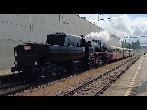 Kriegslok 555.0153 arriving at Benešov u Prahy. 